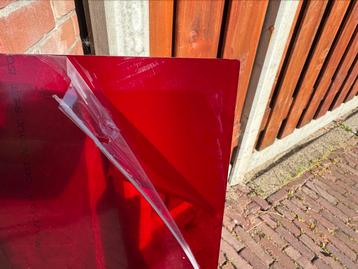Plexiglas plaat rood beschikbaar voor biedingen