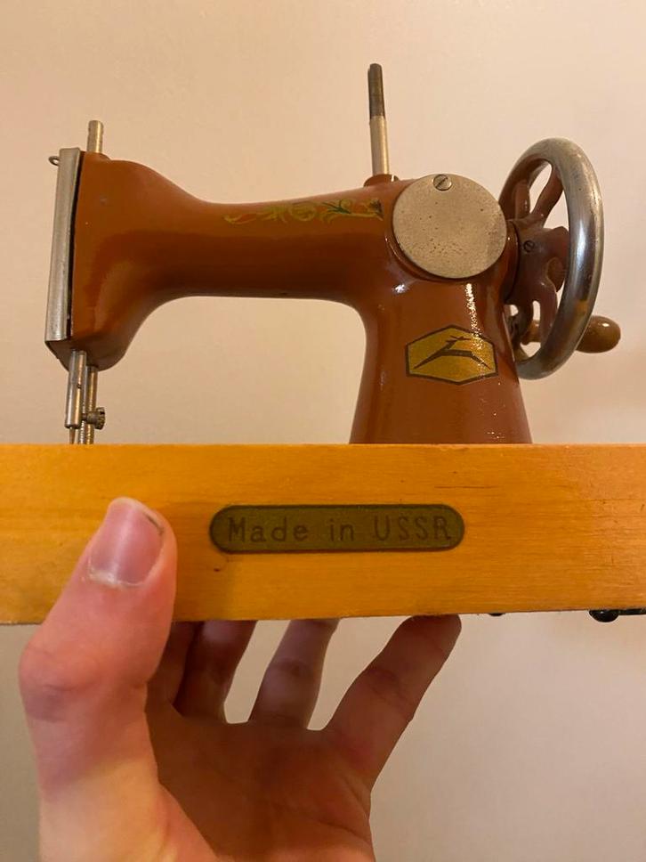 Vintage Naaimachine uit de USSR, Antiek en Kunst, Antiek | Naaimachines, Ophalen of Verzenden