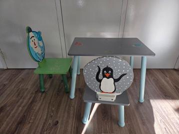Kindertafel met 2 stoeltjes beschikbaar voor biedingen