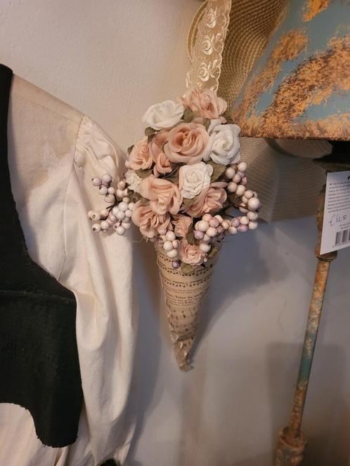 Oud muziek papier met kunstbloemen, Huis en Inrichting, Woonaccessoires | Kunstplanten en Kunstbloemen, Zo goed als nieuw, Binnen