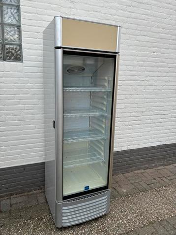 Grote koelkast met glazen deur beschikbaar voor biedingen