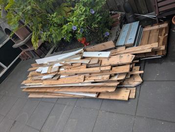 Gratis sloophout. Planken en balken. Een deel is geschilderd beschikbaar voor biedingen