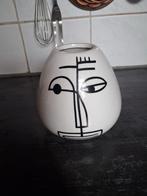 Witte vaas met gezicht, Wit, Aardewerk of Porselein, Ophalen of Verzenden, Zo goed als nieuw