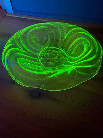 Schaal of kom van uranium-glas (licht op bij uv-licht) beschikbaar voor biedingen
