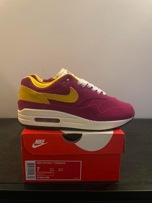 Nike air Max 1 Dynamic Berry maat 40 DS (nieuw)!, Kleding | Heren, Schoenen, Nieuw, Overige kleuren, Verzenden
