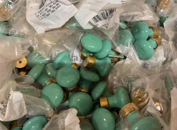 Groene meubelknoppen met messing detail – nieuw beschikbaar voor biedingen