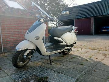 Retro scooter beschikbaar voor biedingen