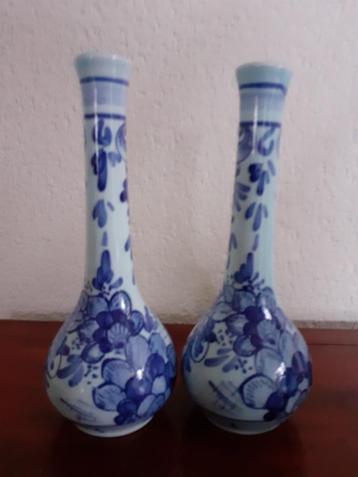Twee identieke vaasjes porselein delfts blauw *eureka* beschikbaar voor biedingen