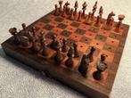 Oud houten mini schaakspel, Een of twee spelers, Ophalen of Verzenden, Zo goed als nieuw, Reisspel