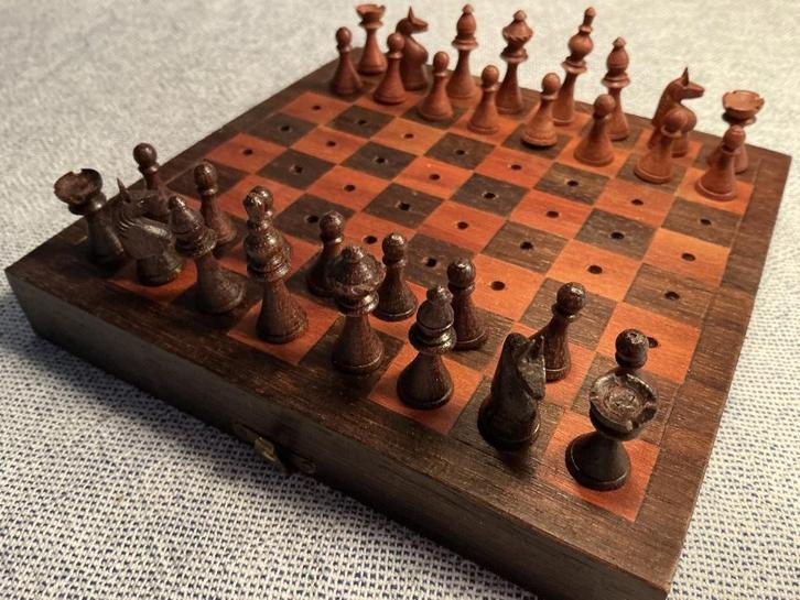 Oud houten mini schaakspel, Hobby en Vrije tijd, Gezelschapsspellen | Bordspellen, Zo goed als nieuw, Een of twee spelers, Reisspel