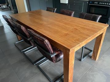 Teakhouten eettafel 220x100 met 6 leren stoelen beschikbaar voor biedingen