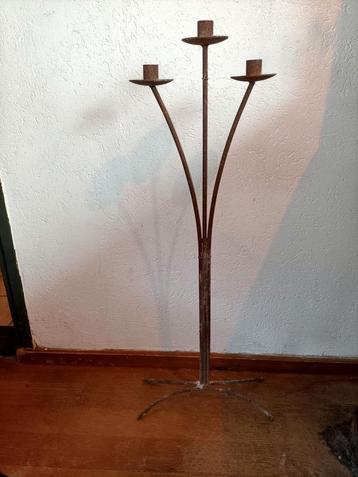 Brocante oude ijzeren hoge kandelaar beschikbaar voor biedingen