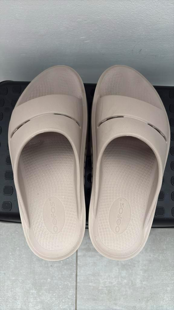 OOFOS slippers maat 40, Kleding | Dames, Schoenen, Zo goed als nieuw, Ophalen of Verzenden