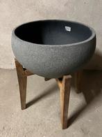 Intratuin Sabine Bloempot met Voet - Nieuwstaat!, Tuin en Terras, Bloempotten, Beton, 40 tot 70 cm, Ophalen, 25 tot 40 cm