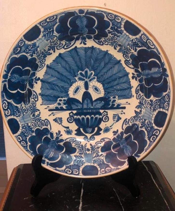 Een blauw en wit pauwstaartbord van Delfts aardewerk, Antiek en Kunst, Antiek | Keramiek en Aardewerk, Ophalen of Verzenden