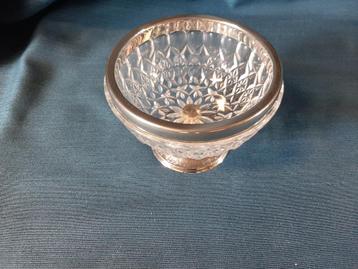 Vintage glazen bonbonnière beschikbaar voor biedingen