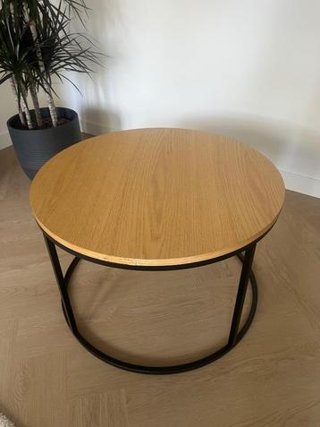Salontafel rond, houten blad met zwart stalen onderstel beschikbaar voor biedingen