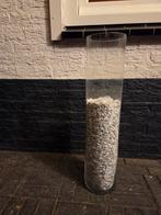 Hoge vaas met steentjes, Huis en Inrichting, Woonaccessoires | Vazen, Ophalen, Gebruikt, 50 tot 75 cm, Wit