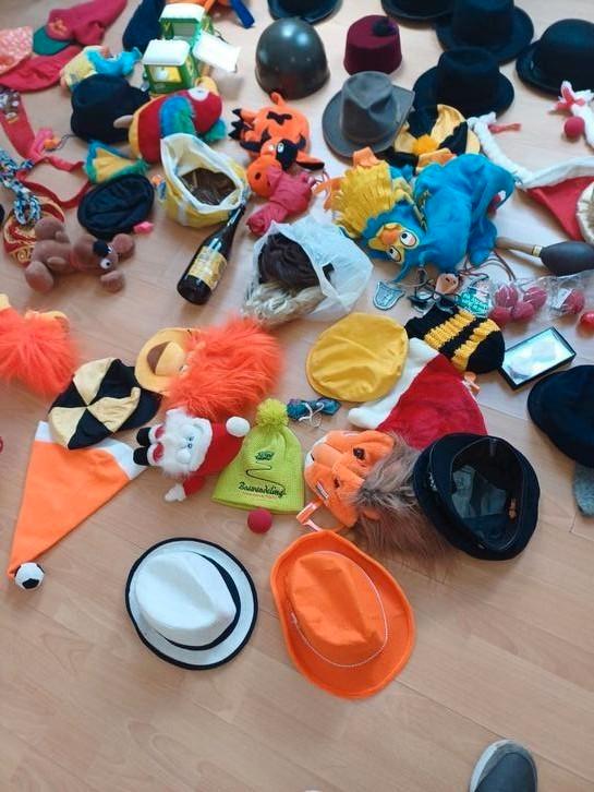 Groot aantal hoedjes, pruiken, feestartikelen., Hobby en Vrije tijd, Feestartikelen, Zo goed als nieuw, Overige, Ophalen