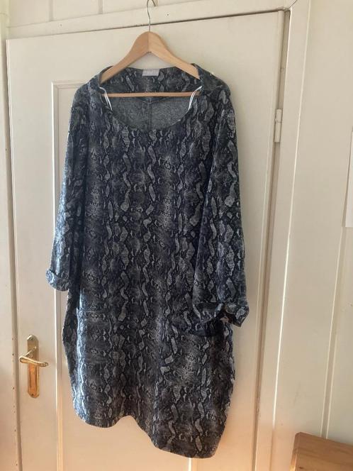 Aparte rekbare grijs zwart gevlekte jurk van Janina, maat 56, Kleding | Dames, Grote Maten, Zo goed als nieuw, Jurk, Grijs, Verzenden