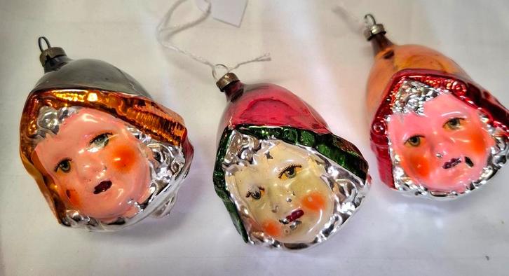 Drie Hollandse Meisjes(meisje met goud-bronskleurig mutsje, Diversen, Kerst, Ophalen of Verzenden