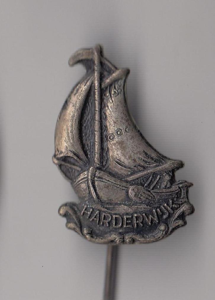 Harderwijk Zeilboot speldje Scheepvaart, Verzamelen, Speldjes, Pins en Buttons, Gebruikt, Speldje of Pin, Overige onderwerpen