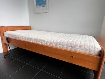 Bed met elektrische lattenbodem en matras beschikbaar voor biedingen
