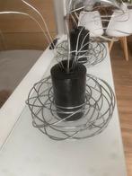 2 zwart geribbelde vazen met metalen ring en deco, Overige materialen, Zwart, Ophalen of Verzenden, Zo goed als nieuw