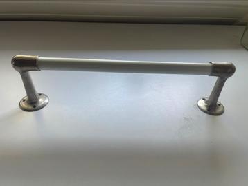 Handdoekhouder antiek van marmer beschikbaar voor biedingen