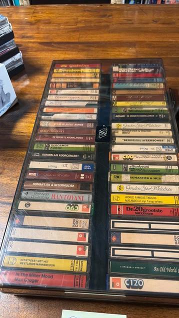 50 muziek cassettes in speciale opberg box beschikbaar voor biedingen