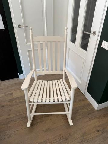 Mooie houten schommelstoel beschikbaar voor biedingen