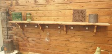 Houten wandplank met 6 porseleinen knoppen  beschikbaar voor biedingen