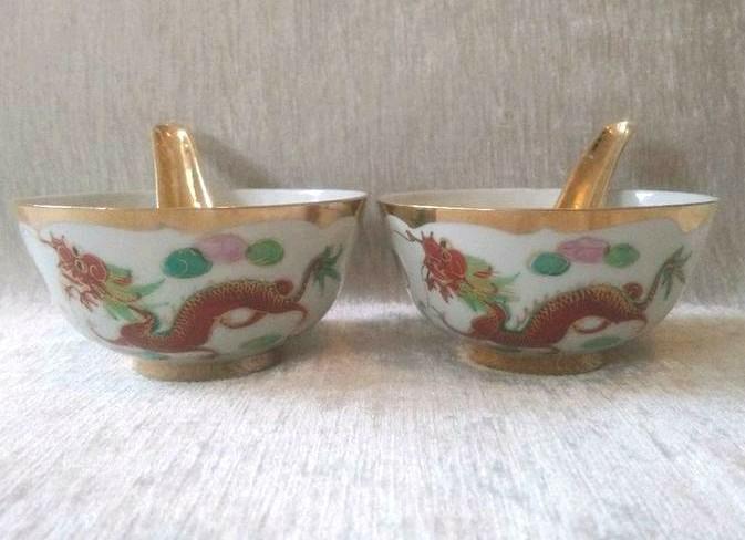 2 Chinese kommen met lepels draak feniks goud 11,3 cm Ø, Antiek en Kunst, Curiosa en Brocante, Ophalen of Verzenden
