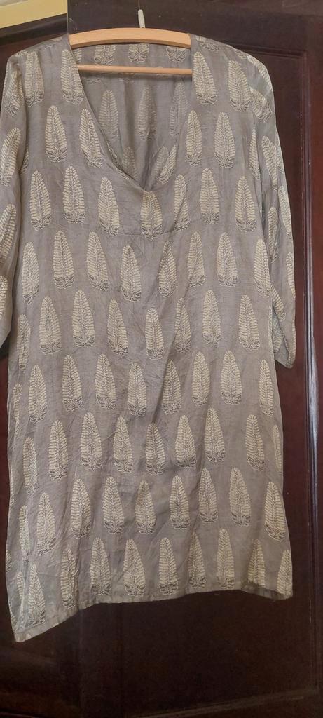 Zijde hand blockprint jurk in maat L, Kleding | Dames, Jurken, Zo goed als nieuw, Maat 42/44 (L), Grijs, Knielengte, Ophalen of Verzenden