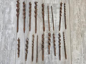 # Set van 18 antieke boren beschikbaar voor biedingen