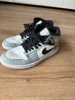 Jordan 1 Mid Light Gray Smoke - Maat 44, Kleding | Heren, Schoenen, Ophalen of Verzenden, Gedragen, Overige kleuren, Sneakers of Gympen