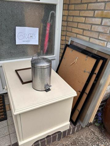 Gratis spullen: kast, lijsten, prullenbak, houten panelen