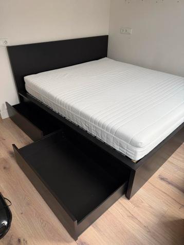 Zwart IKEA bedframe incl. 180x200 matras - zo goed als nieuw - afbeelding 1