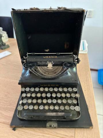 ️ Vintage Urania typemachine met originele draagkoffer beschikbaar voor biedingen