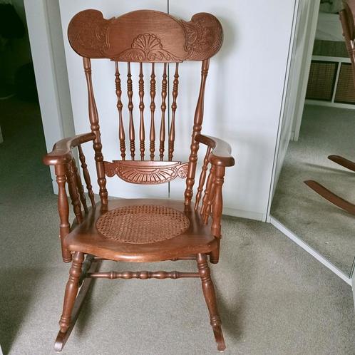 Vintage / antieke schommelstoel met prachtig houtsnijmotief, Huis en Inrichting, Stoelen, Gebruikt, Eén, Hout, Bruin, Ophalen