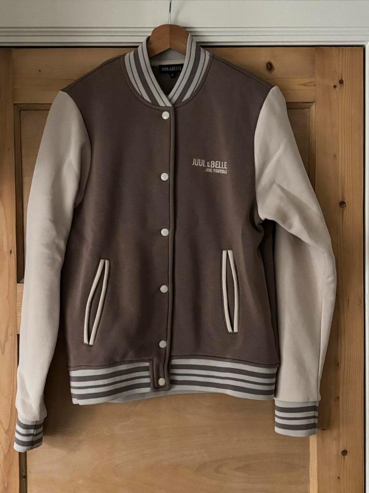 Juul & Belle Baseball Vest - Maat M - Nieuwstaat, Kleding | Dames, Truien en Vesten, Zo goed als nieuw, Bruin, Ophalen of Verzenden