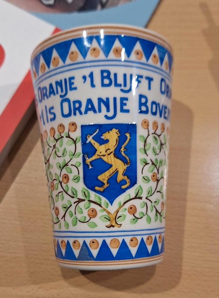 beker koningin Wilhelmina - regeringsjubileum 1923, Verzamelen, Koninklijk Huis en Royalty, Zo goed als nieuw, Servies, Nederland