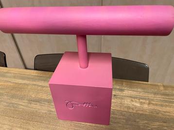 Roze Sieradenhouder - Houten Standaard beschikbaar voor biedingen