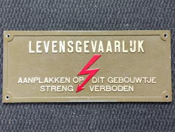 Metalen bord "LEVENSGEVAARLIJK" van electriciteitshuisje beschikbaar voor biedingen