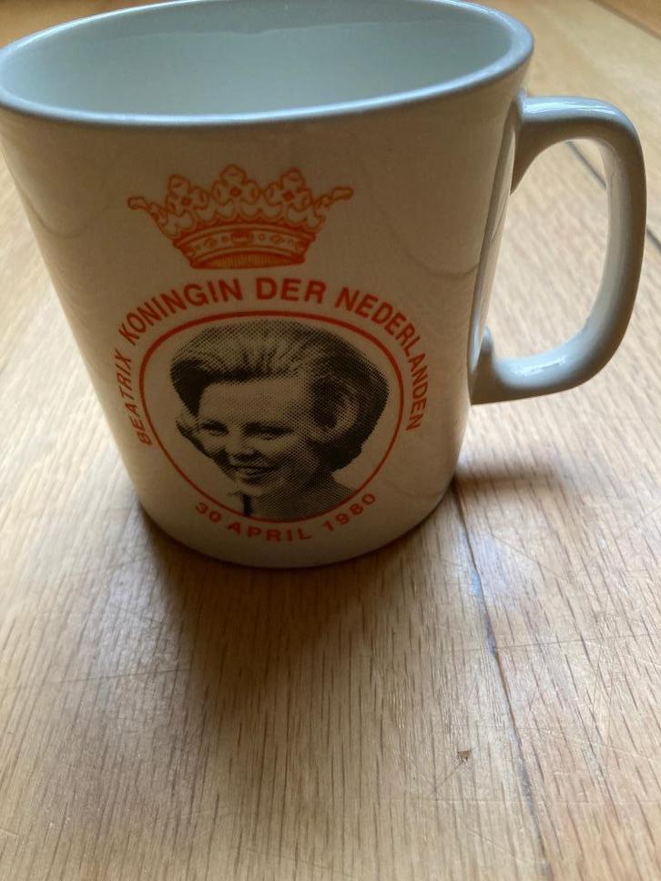 Mok Beatrix Koningin der Nederlanden 30 april 1980, Verzamelen, Koninklijk Huis en Royalty, Zo goed als nieuw, Servies, Nederland