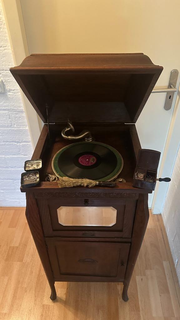 Antieke wind-up grammofoon eiken meubel – Beverloo & Zonen, Antiek en Kunst, Antiek | Tv's en Audio, Ophalen