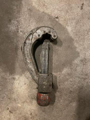 Pijpsnijder beschikbaar voor biedingen