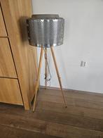 Lamp op driepoot GRATIS, Huis en Inrichting, Lampen | Vloerlampen, Ophalen, Gebruikt, Metaal, 100 tot 150 cm