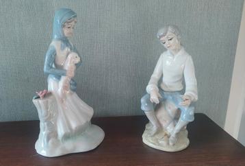 Twee blauw witte porseleinen beeldjes  beschikbaar voor biedingen