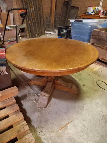 Antieke robuuste salontafel 56cm hoog 100cm doorsnee beschikbaar voor biedingen